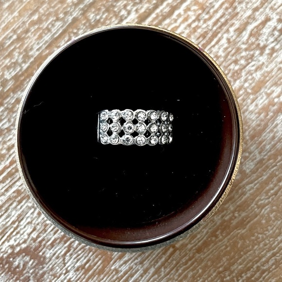 💥Add on item💥 Set of 2 -Guess Ring and Rhinestone Ring - Picture 6 of 8